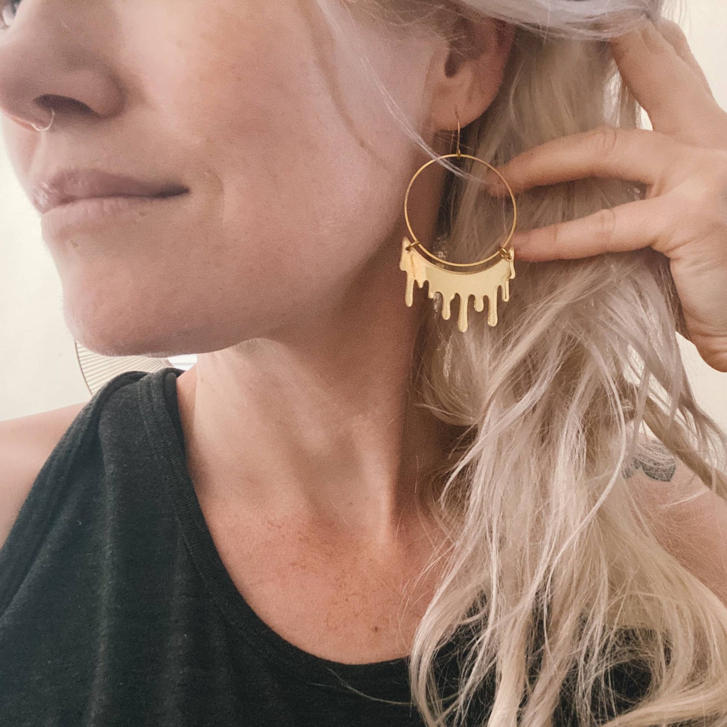 Otti - Dripping "Slime" Acrylic Hoop Earrings: mirrored GOLD